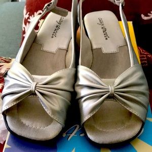 Worn once July2 2022 silver so soft and comfortable needed for wedding